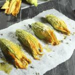 Gebakken courgettebloemen